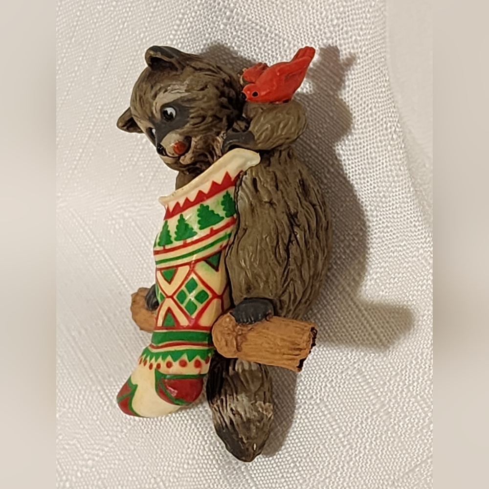 1982 Hallmark Raccoon Surprises Keepsake Ornament Vintage - Picture 8 of 9